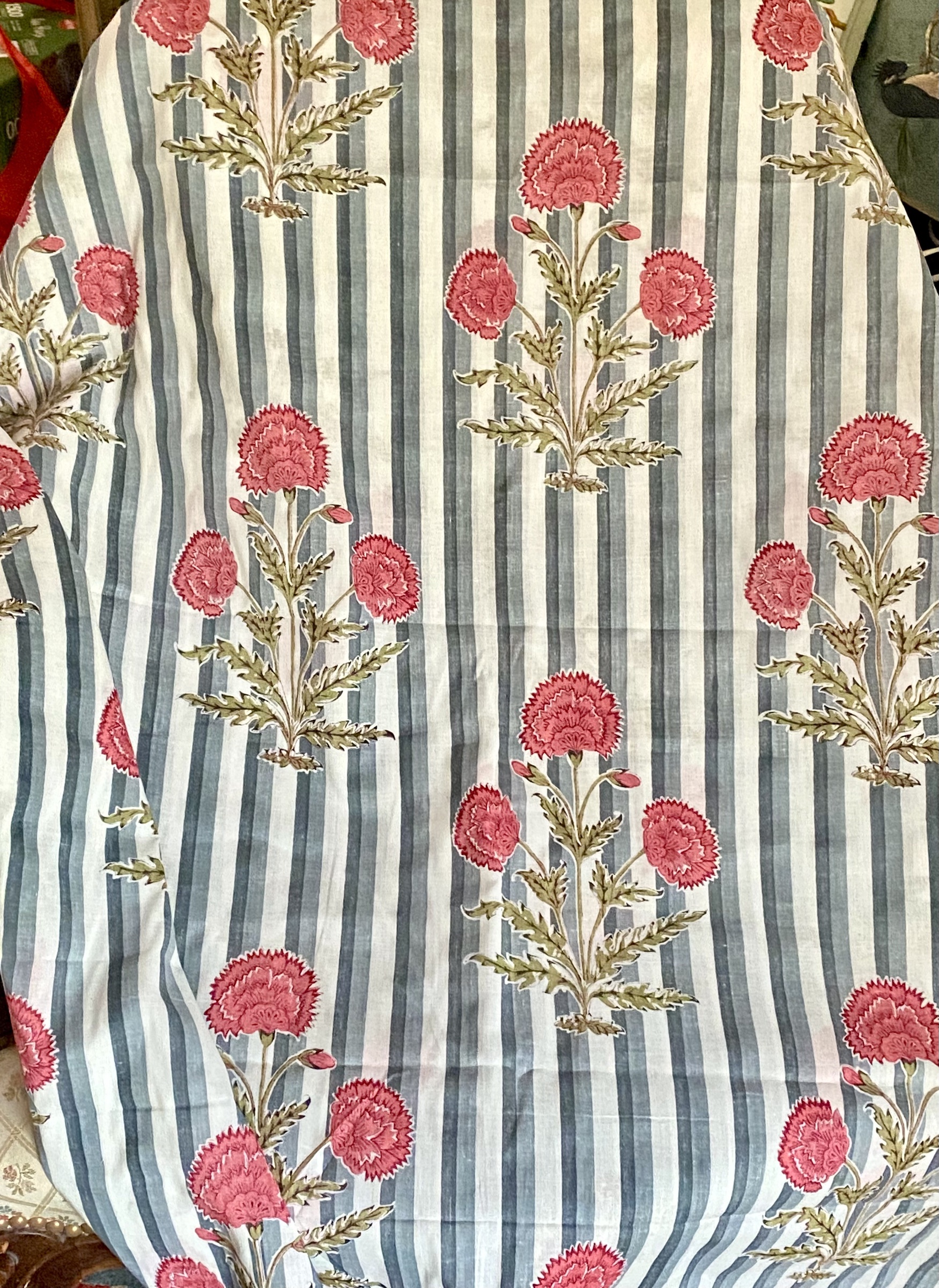 Tissu indiienne rayée et bouquet fleurs