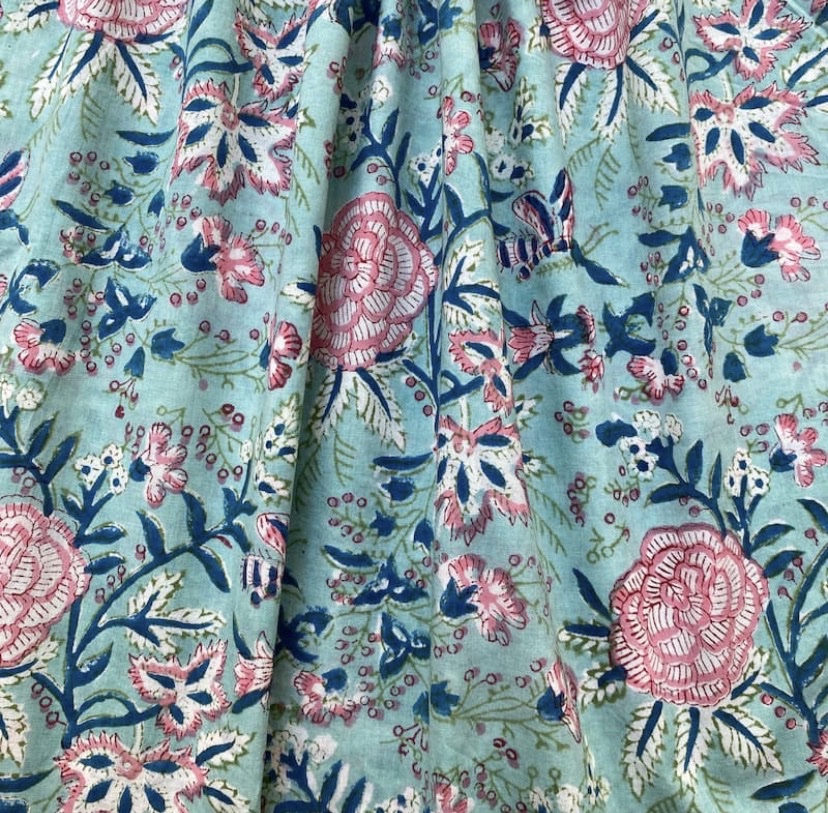 Tissu indienne bleue, fleurs roses