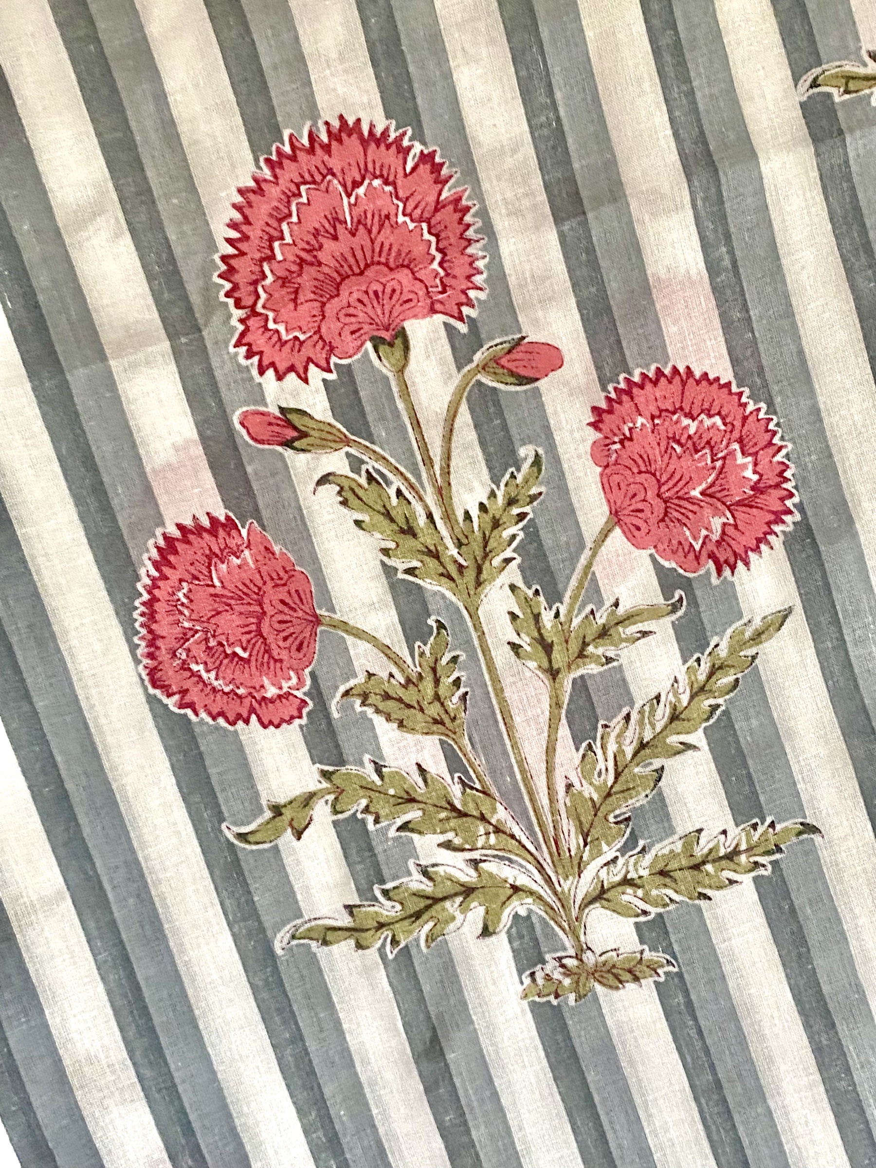 Tissu indiienne rayée et bouquet fleurs vue 2