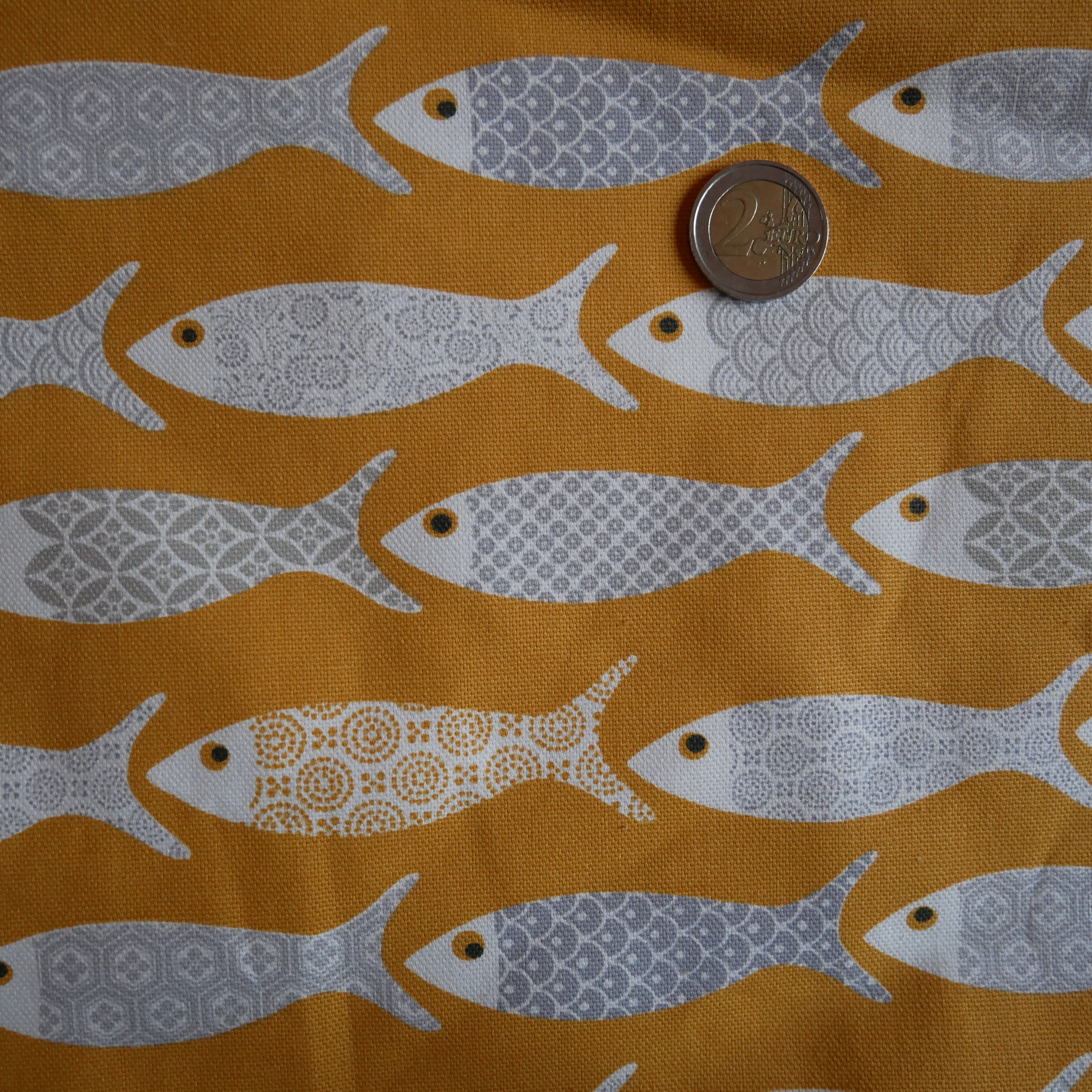 Tissu poissons fond jaune