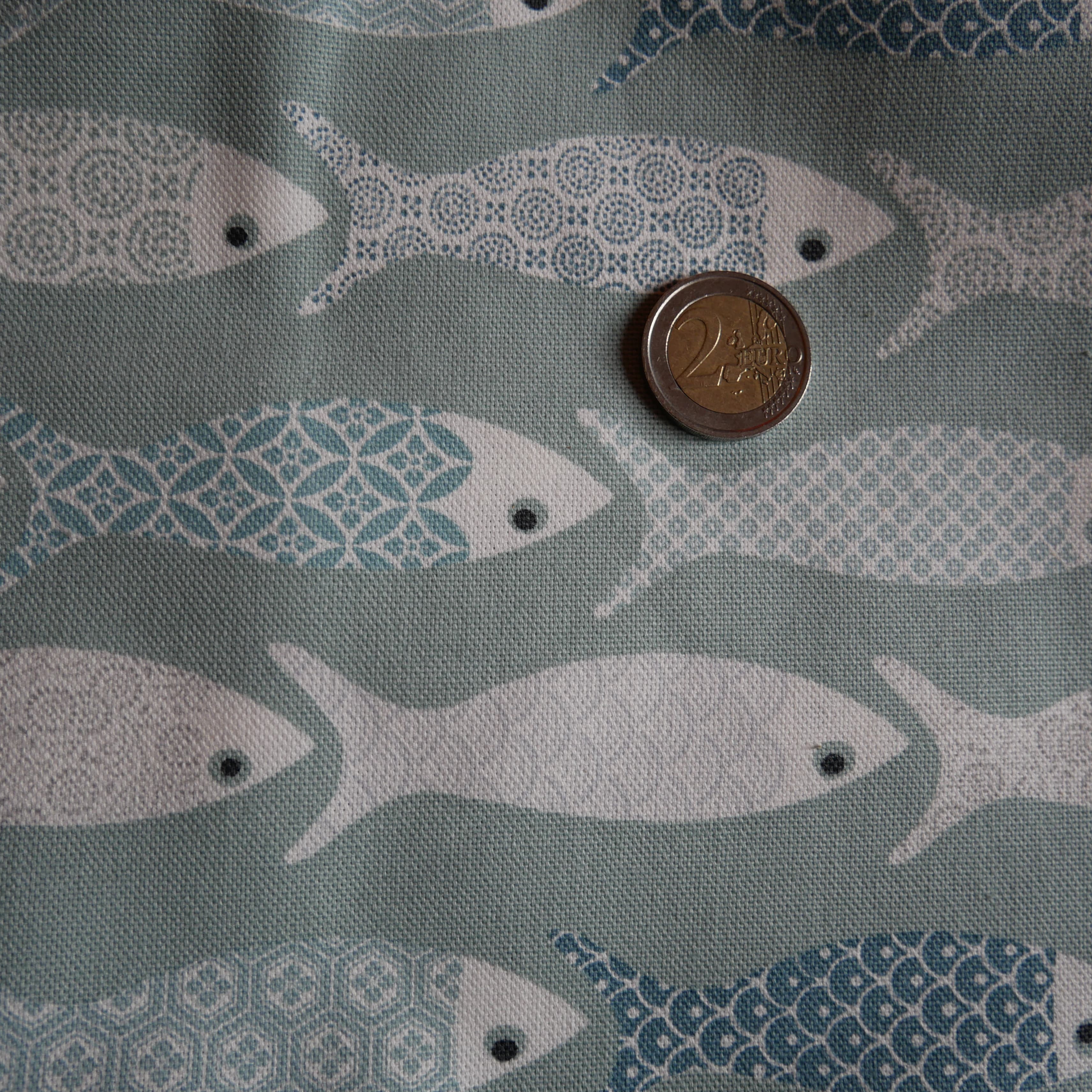 Tissu poissons fond bleu clair