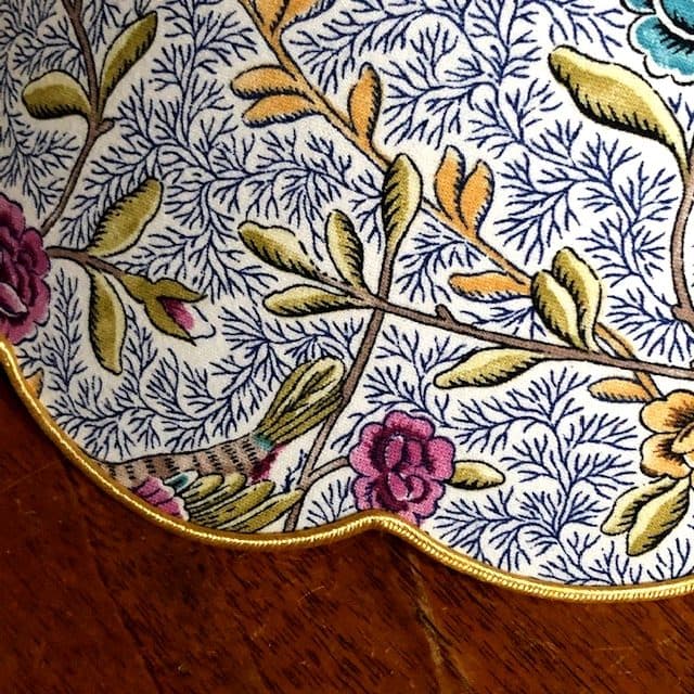 Abat-jour festonné réédition tissu ancien vue 4
