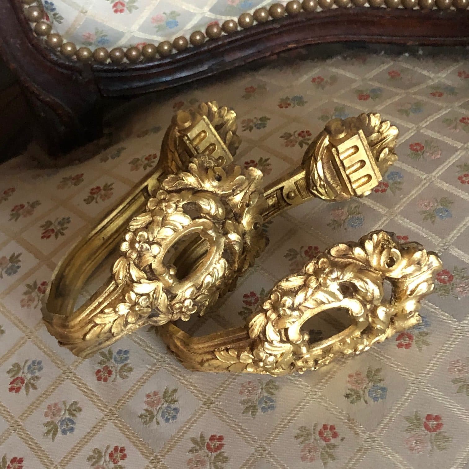 Jolie paire de petites embrasses de rideaux en bronze doré