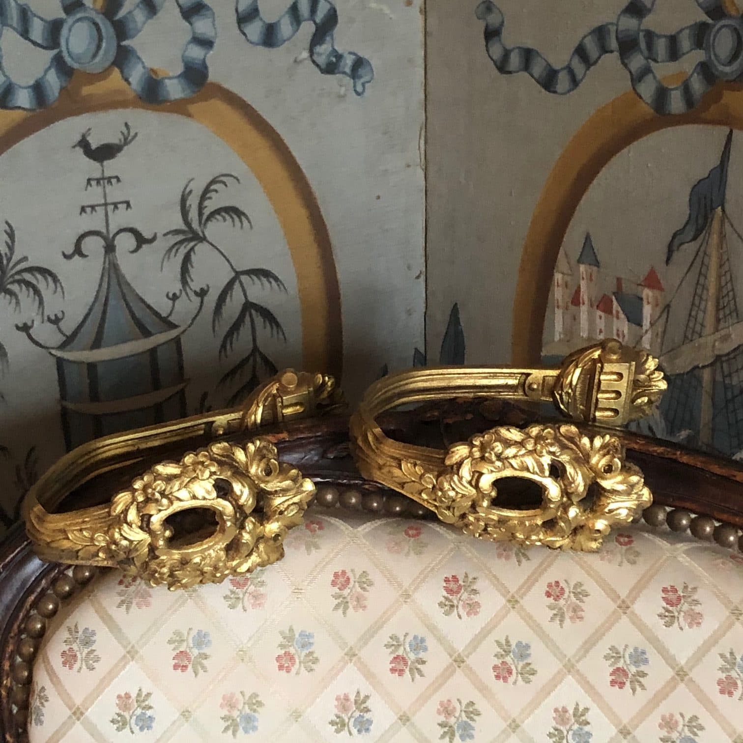 Jolie paire de petites embrasses de rideaux en bronze doré vue 2