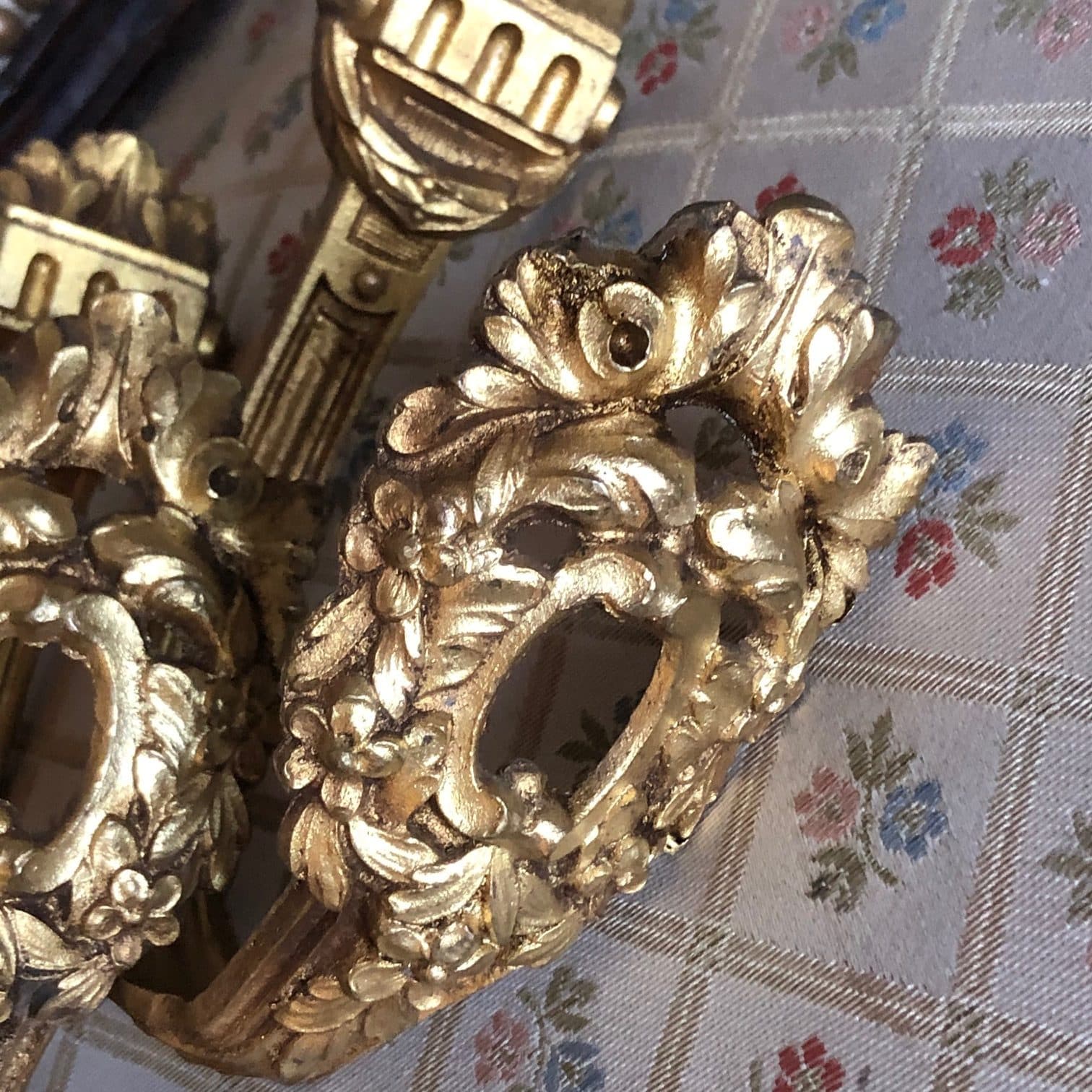 Jolie paire de petites embrasses de rideaux en bronze doré vue 3