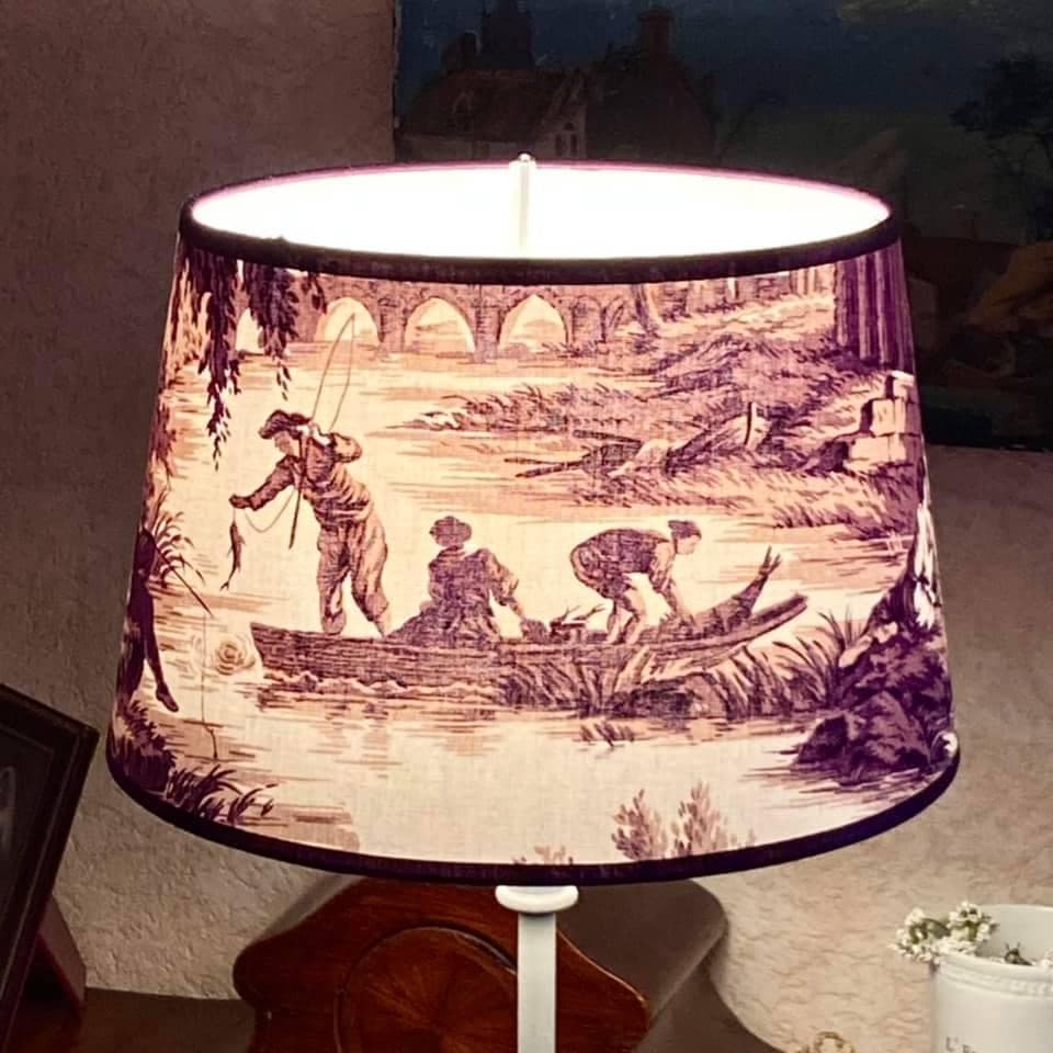 Toile de Jouy scène antique fond prune violet vue 3