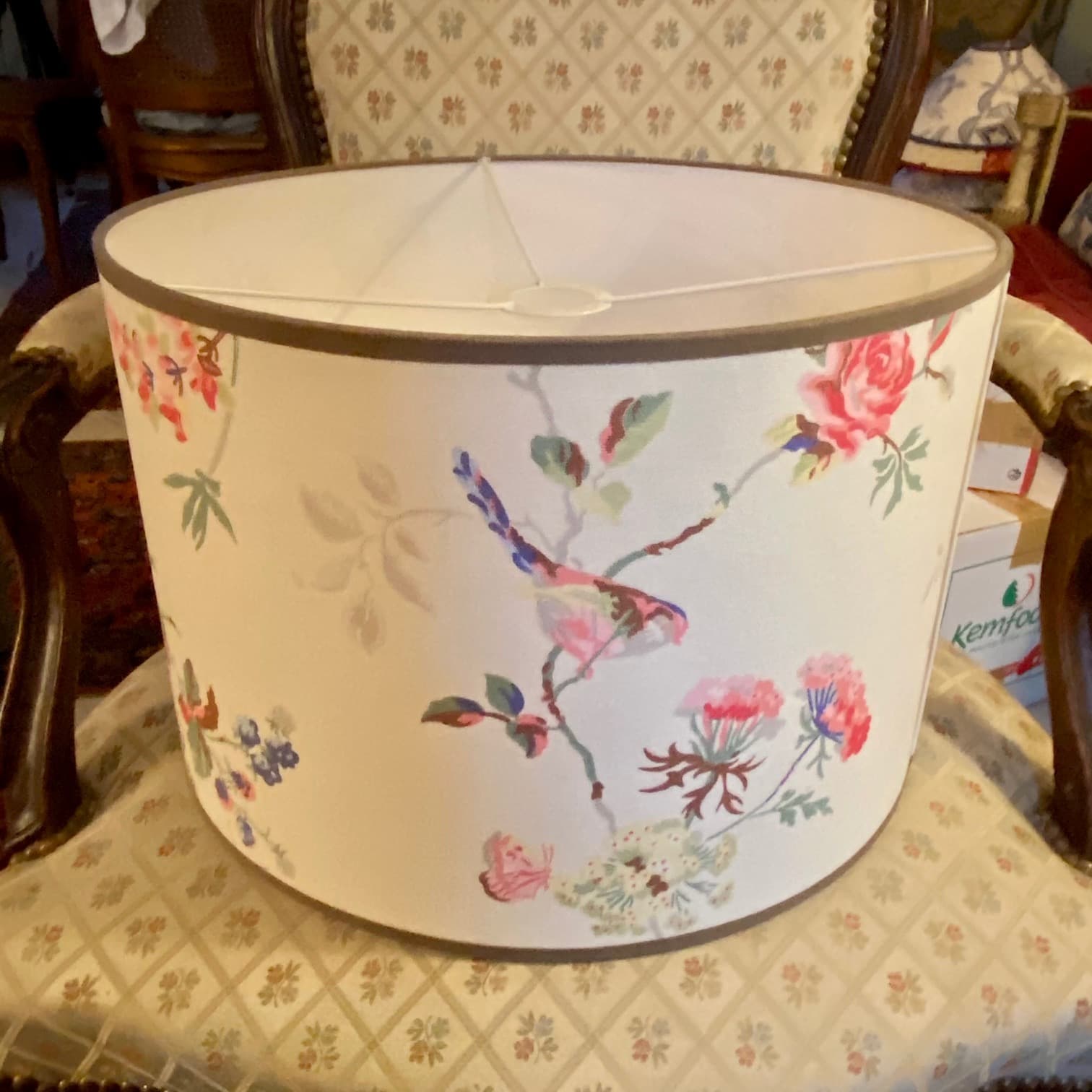 Tissu anglais fleurs et oiseaux fond crème vue 2