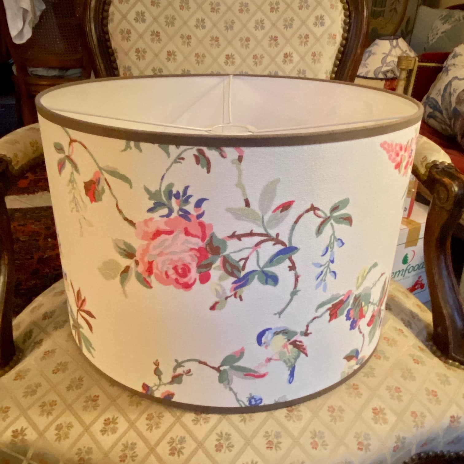 Tissu anglais fleurs et oiseaux fond crème vue 3