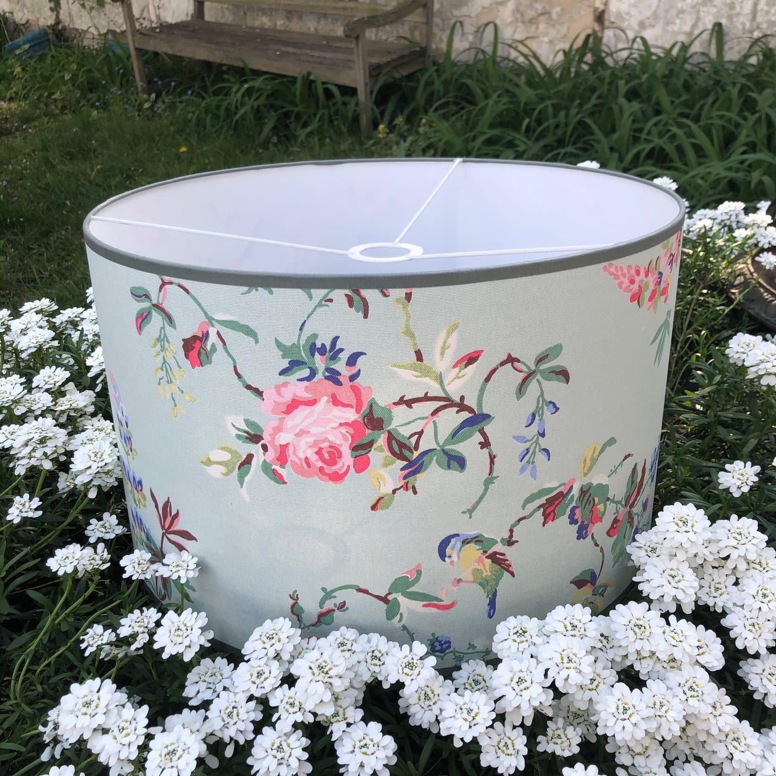 Tissu anglais fleurs et oiseaux fond vert d'eau bleu clair vue 4