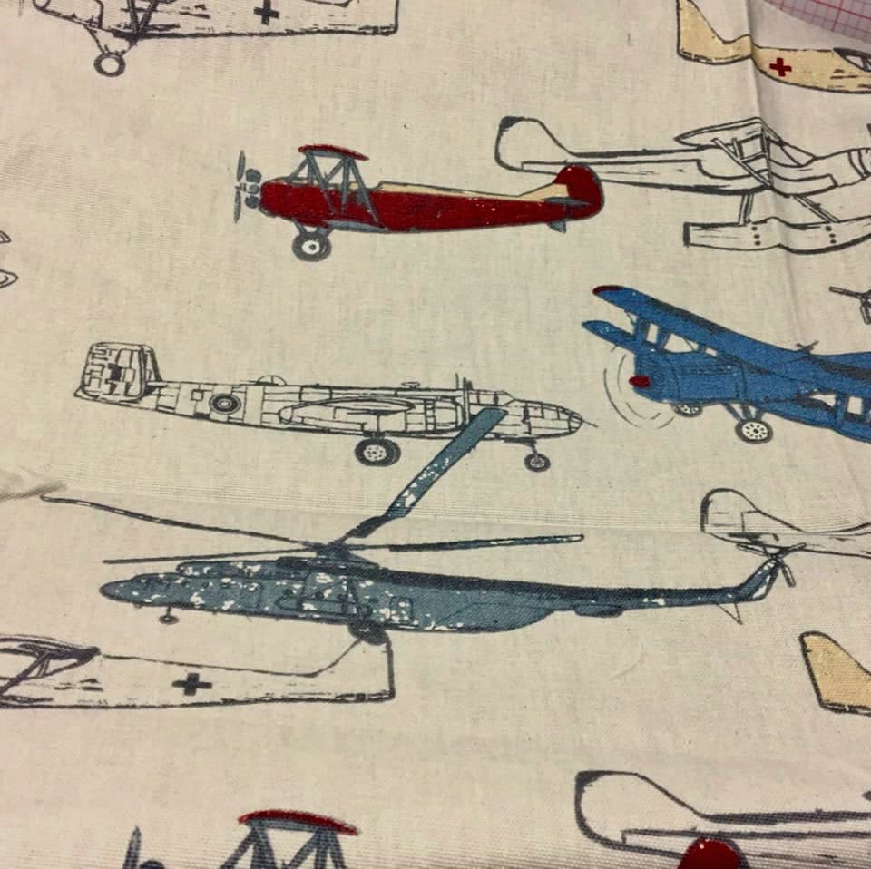 Tissu avions fond gris lin