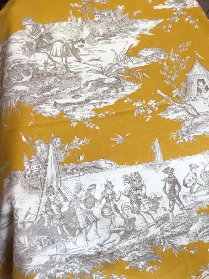 Tissu Toile de Jouy "histoires d'eau" fond moutarde