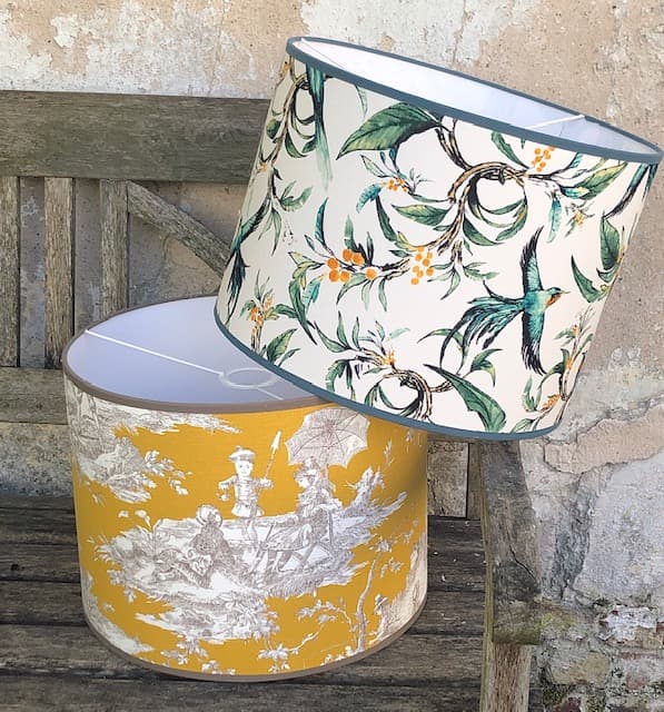 Tissu Toile de Jouy "histoires d'eau" fond moutarde vue 2