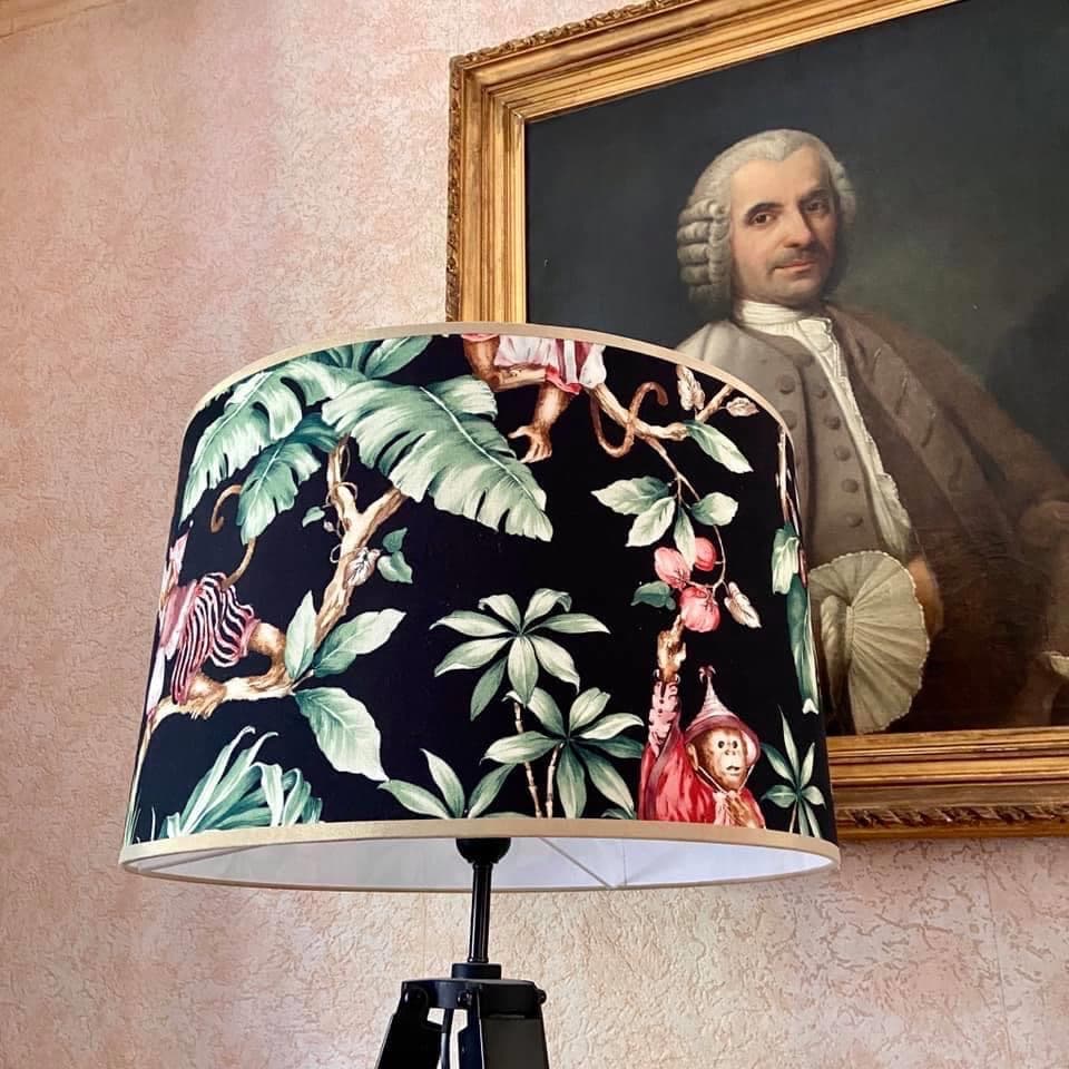 Tissu singeries fond noir vue 5