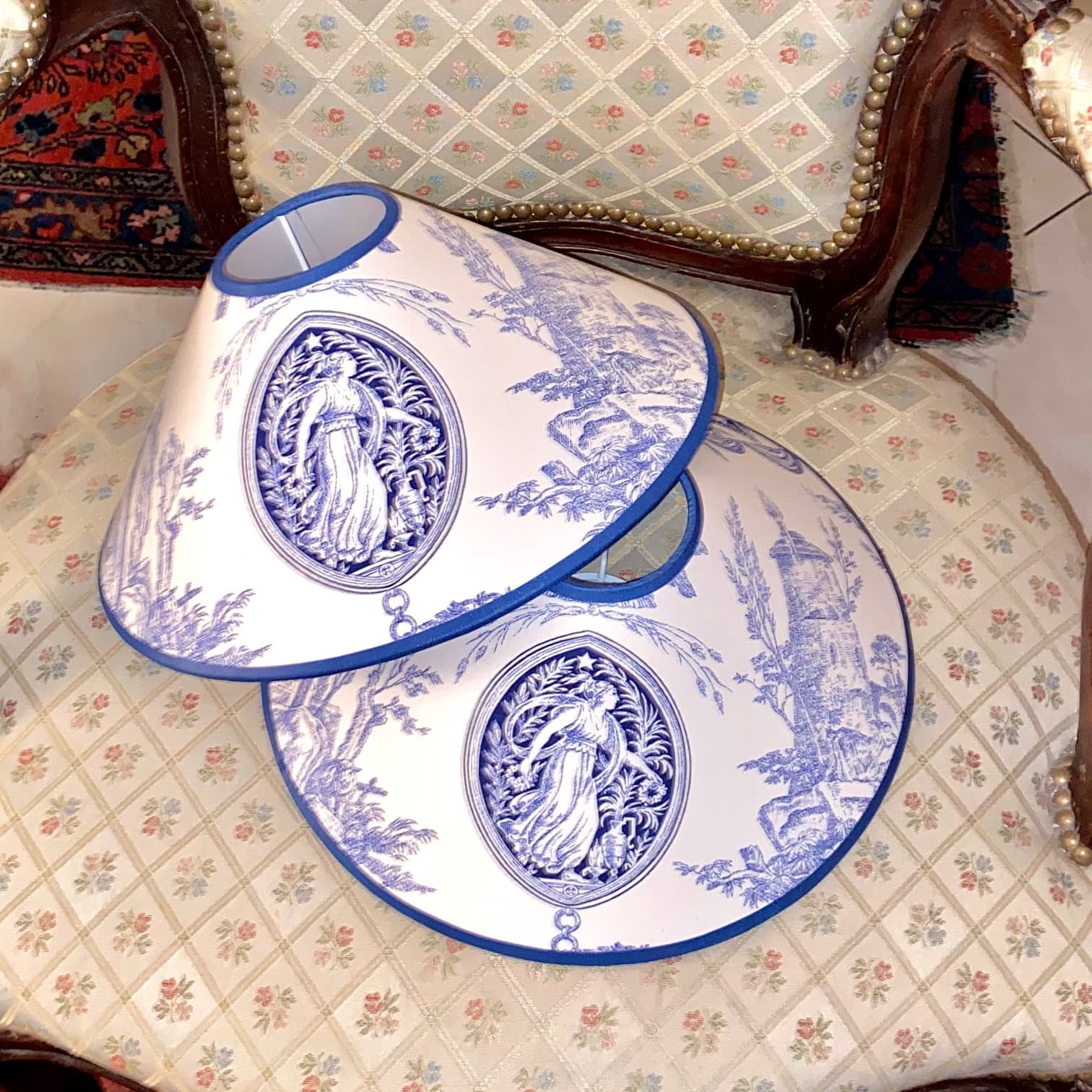 Toile de Jouy fabric ‘Diane Chasseresse’ (Casal) on a blue background, view 3