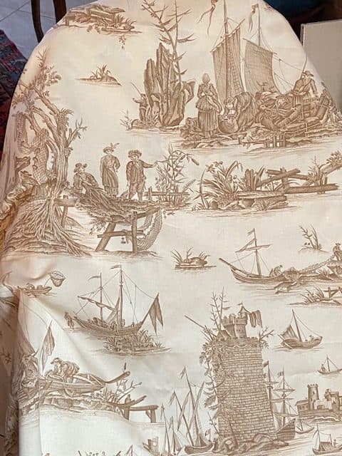 Toile de Jouy ‘la pèche maritime’ on a beige background, view 4