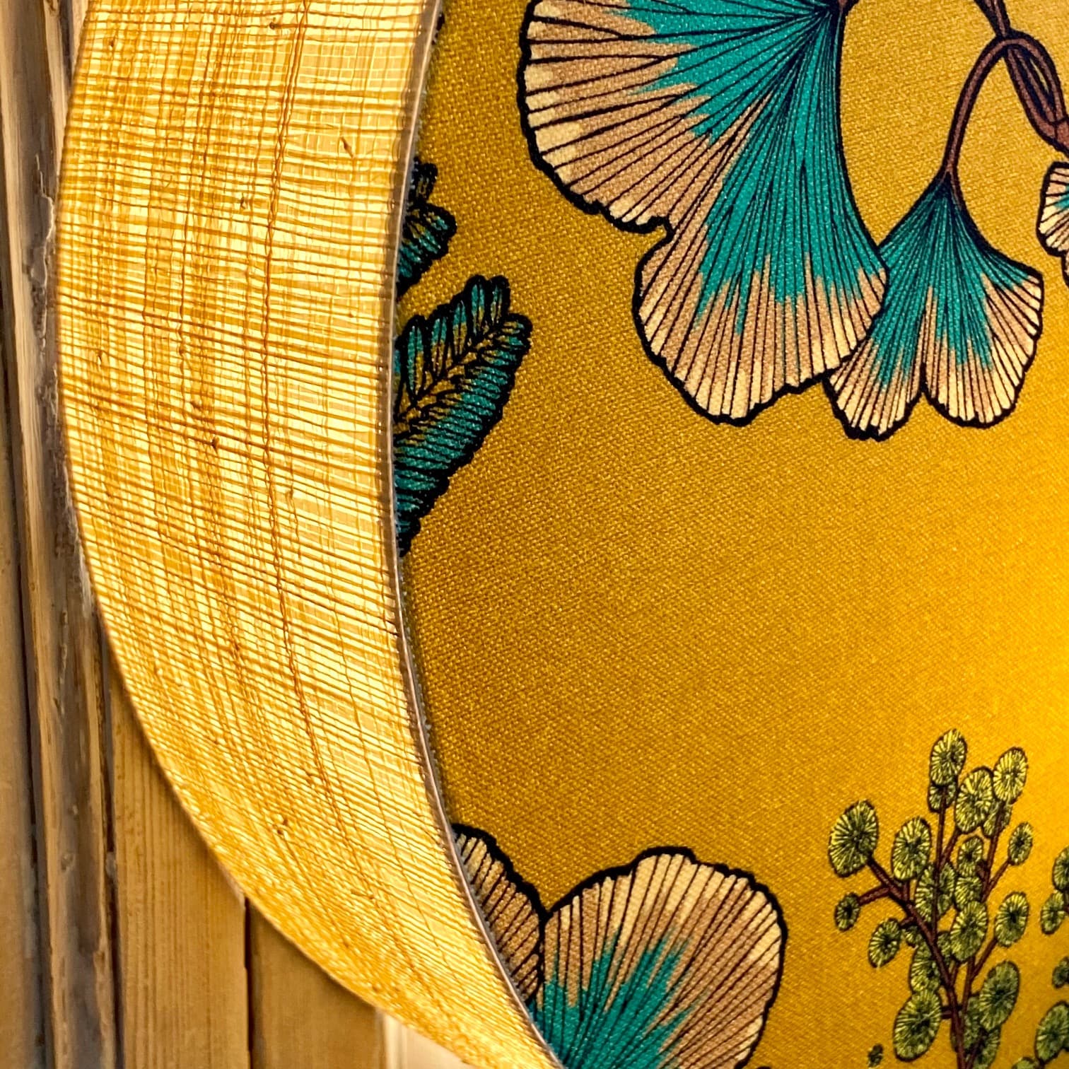 Tissu Victoria fond jaune cumin vue 3