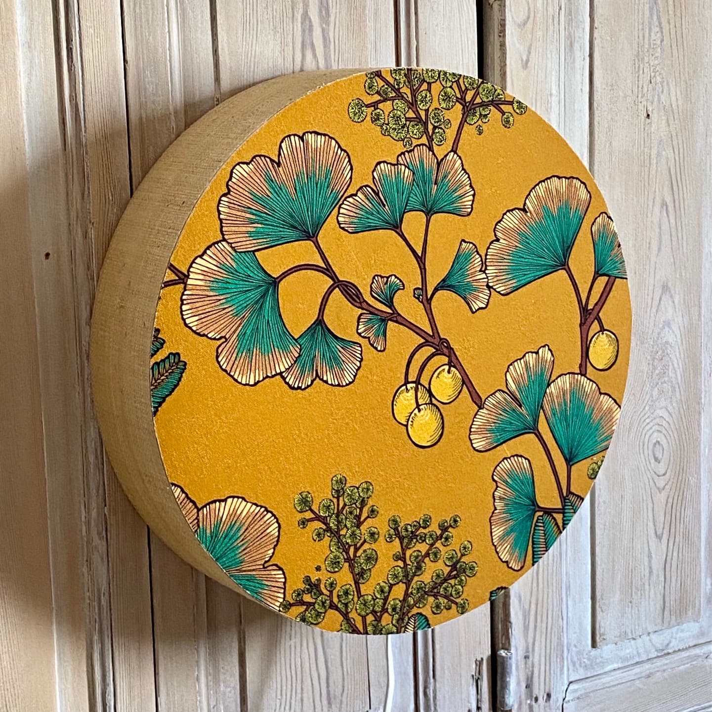 Tissu Victoria fond jaune cumin vue 4