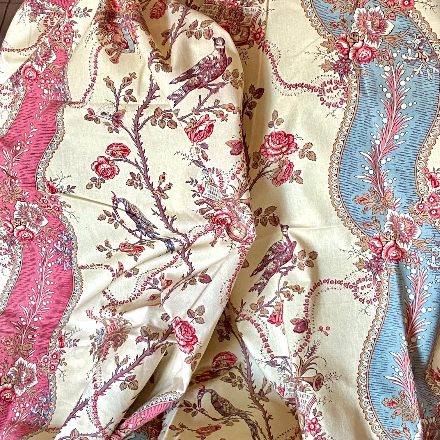 Tissu Rubans Mozart Braquenié, bleu ou rose