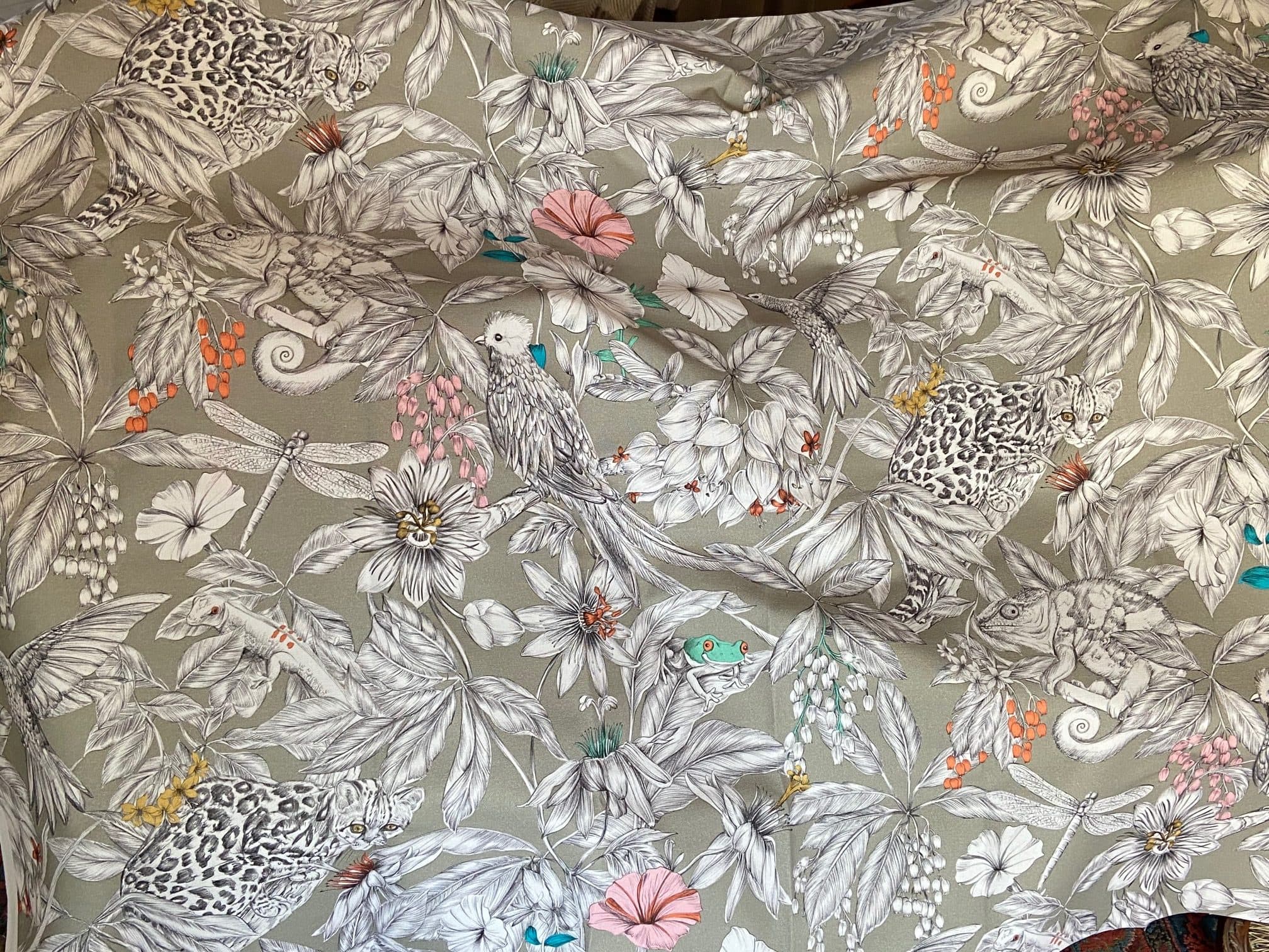 Tissu exotique "Manga" fond ficelle