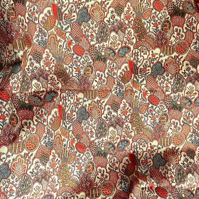 Tissu écailles fond rosé