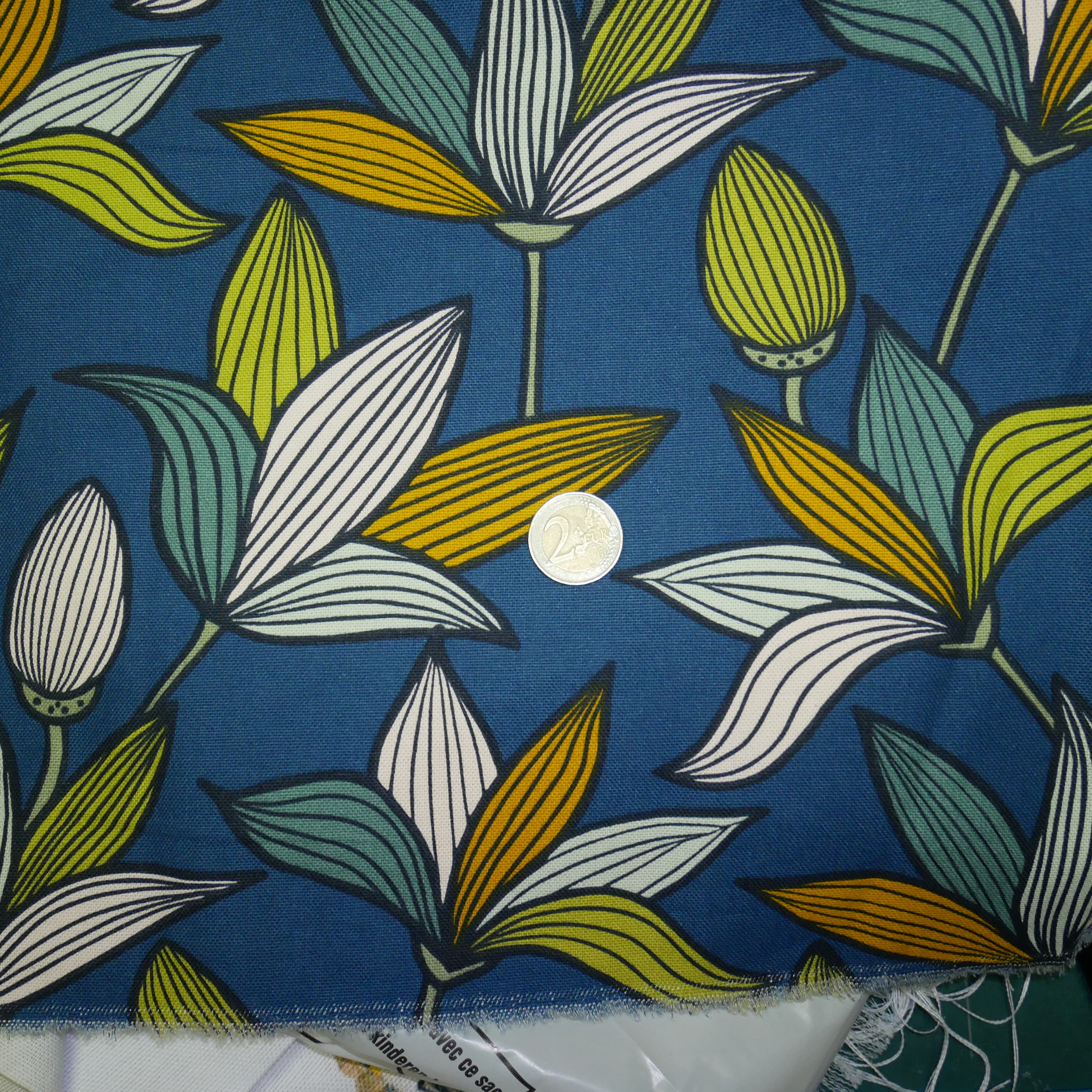 Tissu feuilles exotiques fond bleu