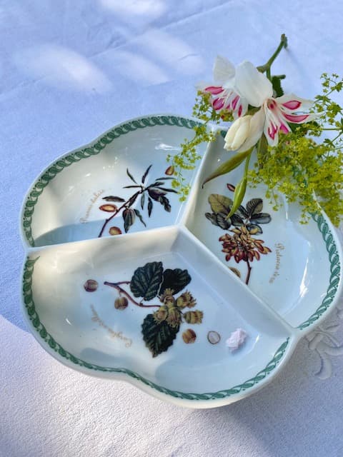 Porcelain dish with a botanical design, view 2