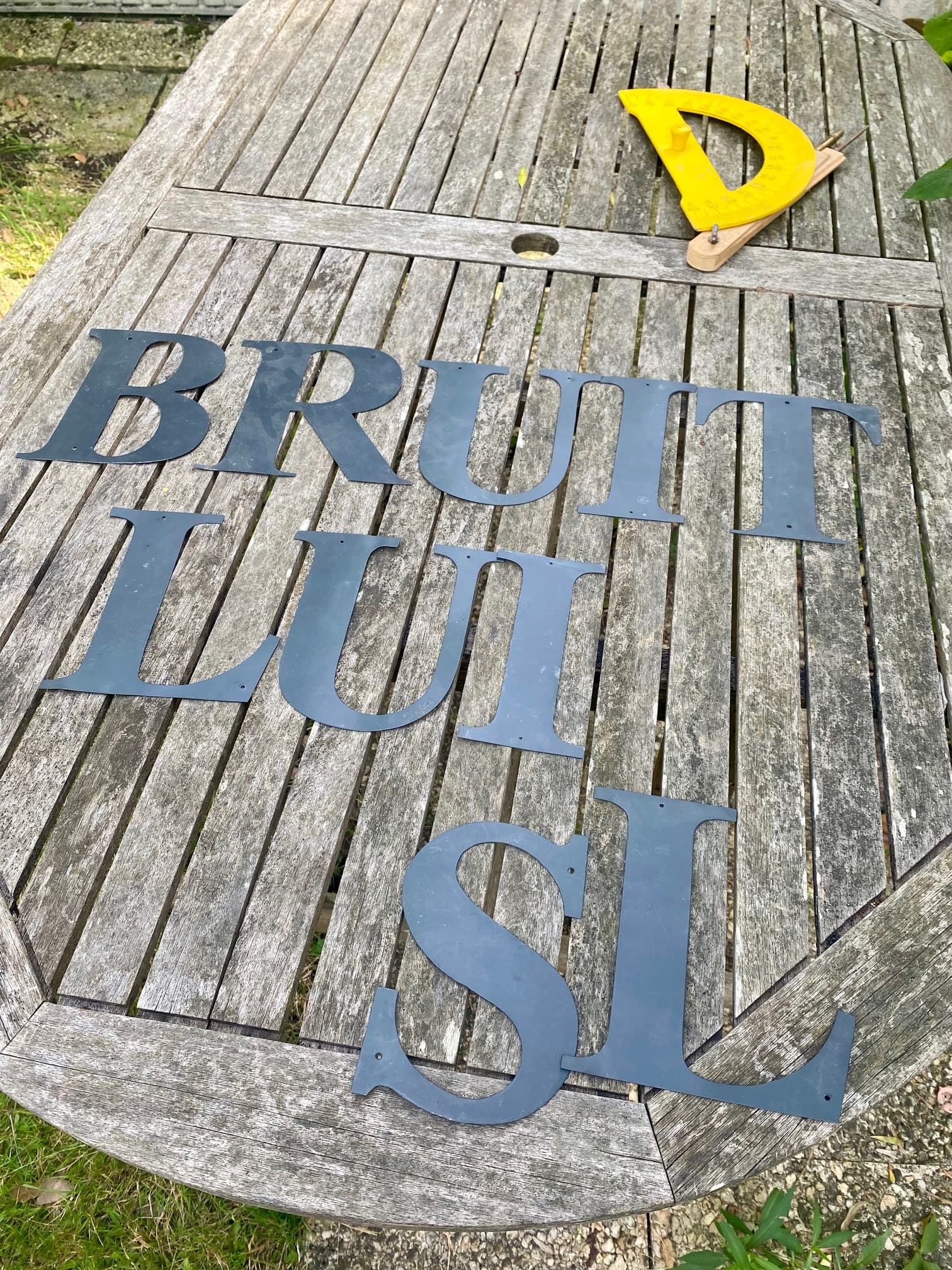 Set of 10 metal letters, view 2