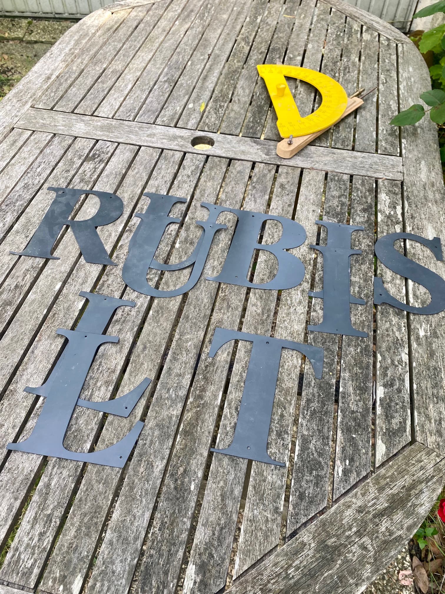 Set of 10 metal letters, view 3
