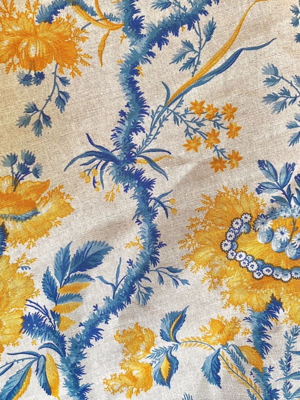 Tissu grandes fleurs jaune et bleu, fond lin clair