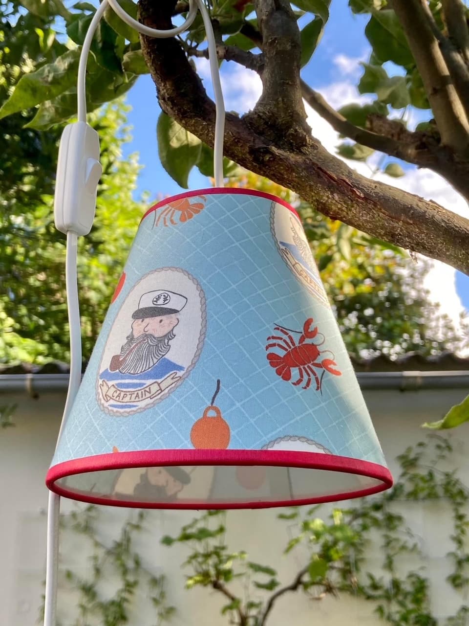 Tissu capitaine fond bleu vue 2