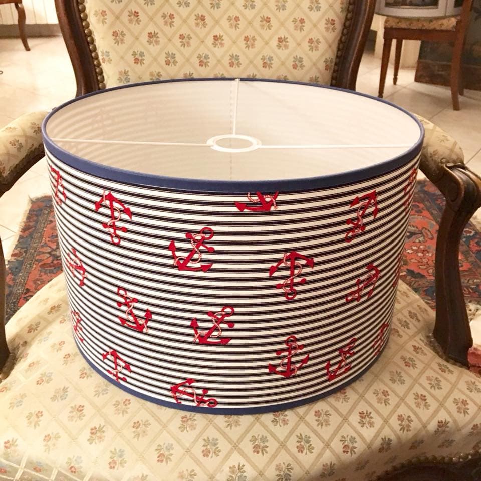 Tissu ancres rouges sur fond rayures vue 2